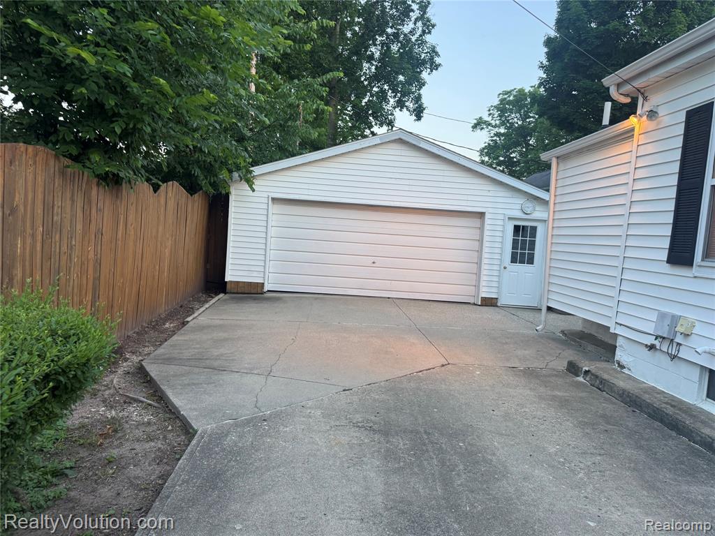 727 W Park Street, Lapeer, MI 48446 — Photo 32