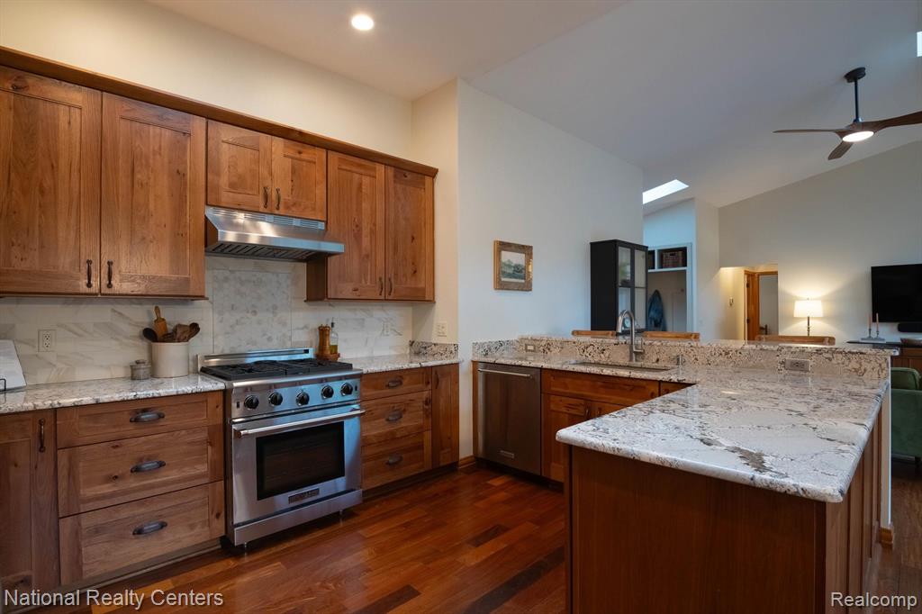 4049 PINESTEAD Drive, Commerce Twp, MI 48390 — Photo 4