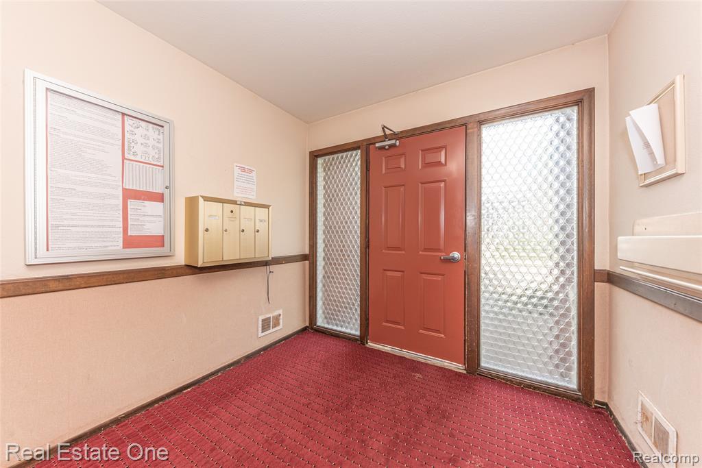 27630 W Echo Valley, 221, Farmington Hills, MI 48334 — Photo 6