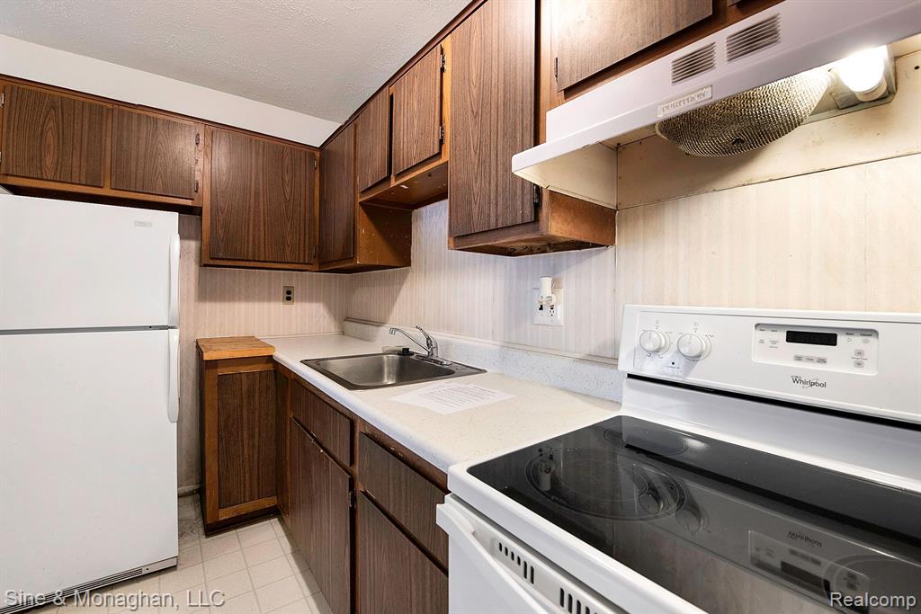 525 E WOODLAND ST APT B, Ferndale, MI 48220 — Photo 8