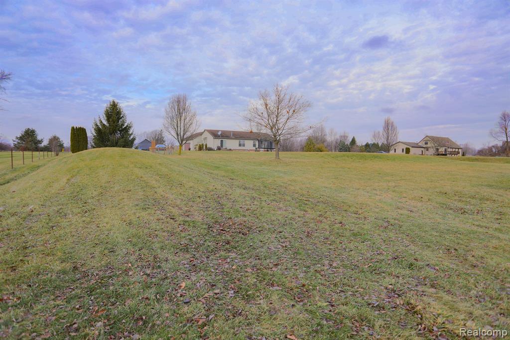 7058 OLDE FARM Trail, Almont, MI 48003 — Photo 9
