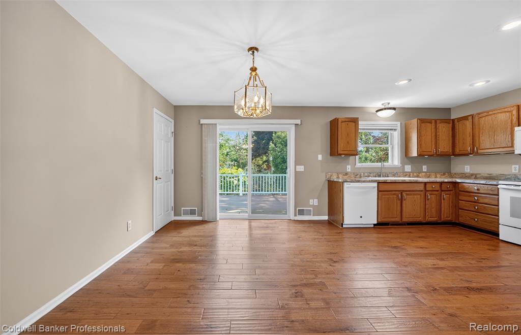 2470 Winkleman Drive, Waterford, MI 48329 — Photo 8