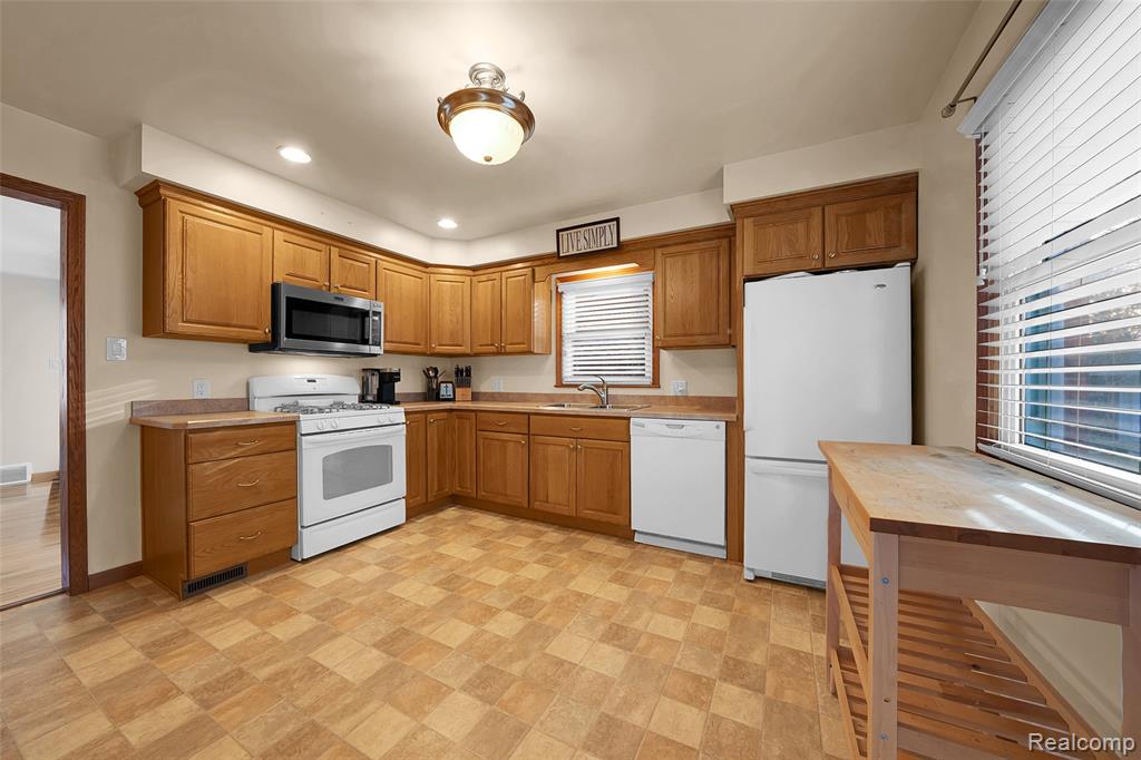 15560 CHARLES R AVE, Eastpointe, MI 48021 — Photo 7