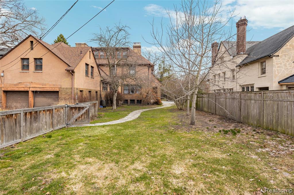 2475 Iroquois Street, Detroit, MI 48214 — Photo 94