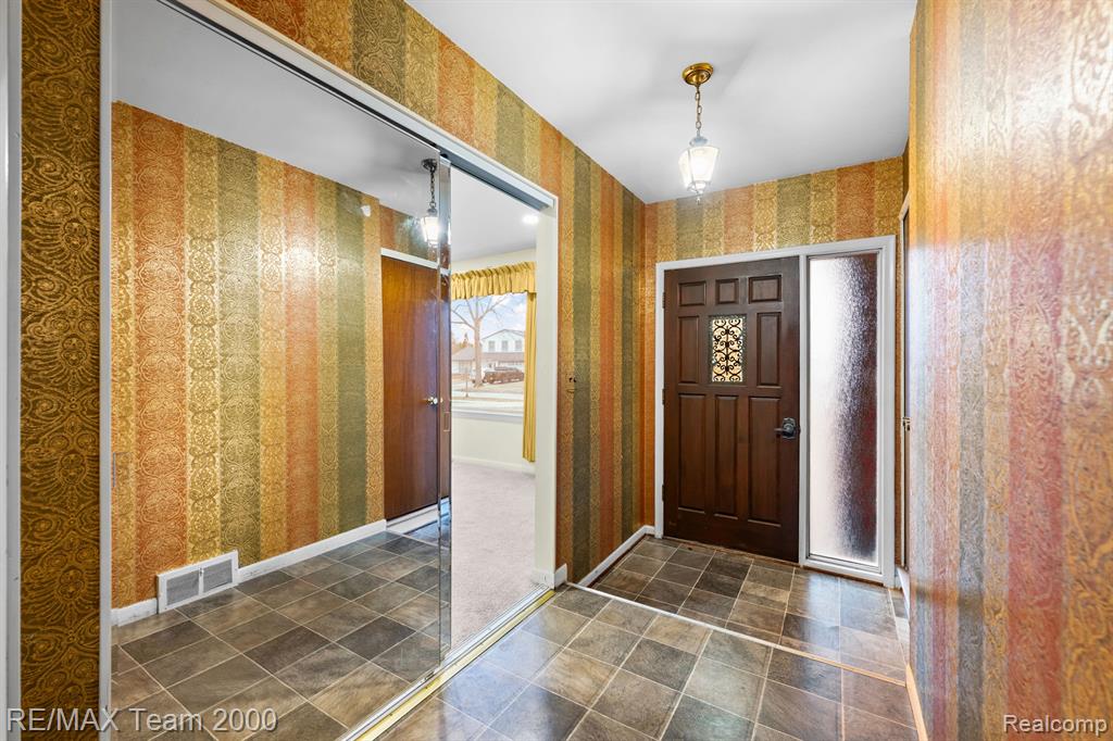 625 CENTRALIA Street, Dearborn Heights, MI 48127 — Photo 7