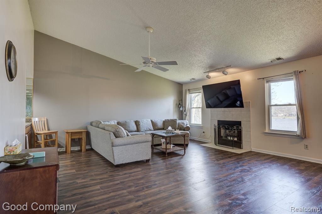 4910 HARBOR POINT Drive, 3, Waterford, MI 48329 — Photo 2