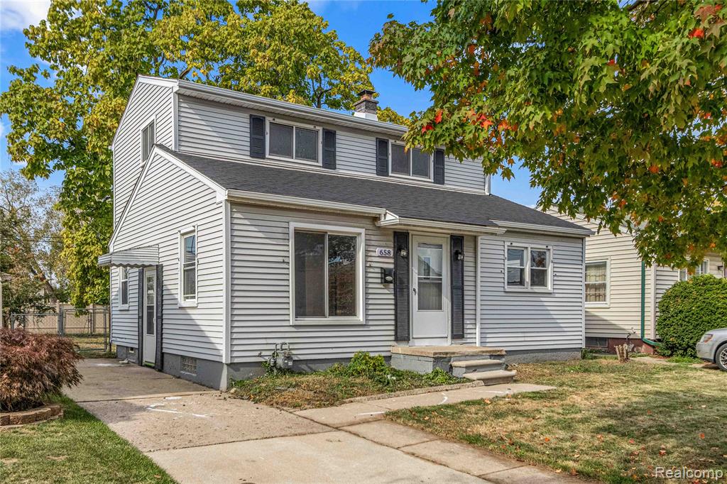 658 6th Street, Wyandotte, MI 48192 — Photo 2