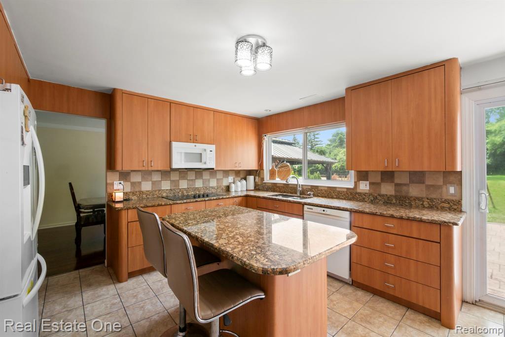 5510 Greenbriar Drive, West Bloomfield, MI — Photo 9
