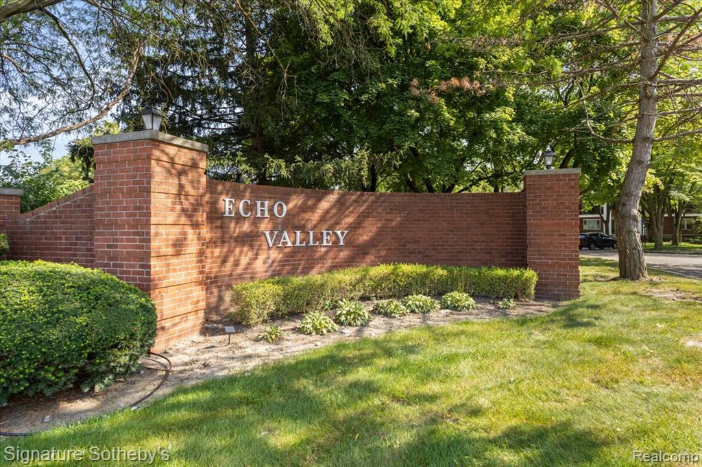 27671 W Echo Valley, Farmington Hills, MI 48334 — Photo 2
