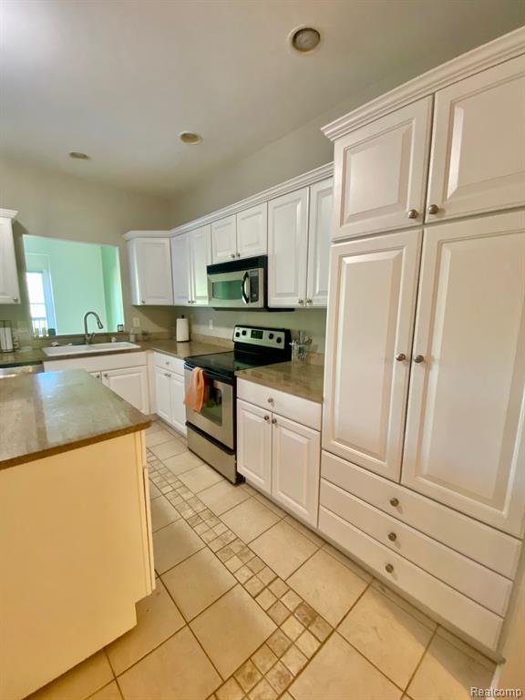 8095 Woodstone Court, Grand Blanc, MI 48439 — Photo 7