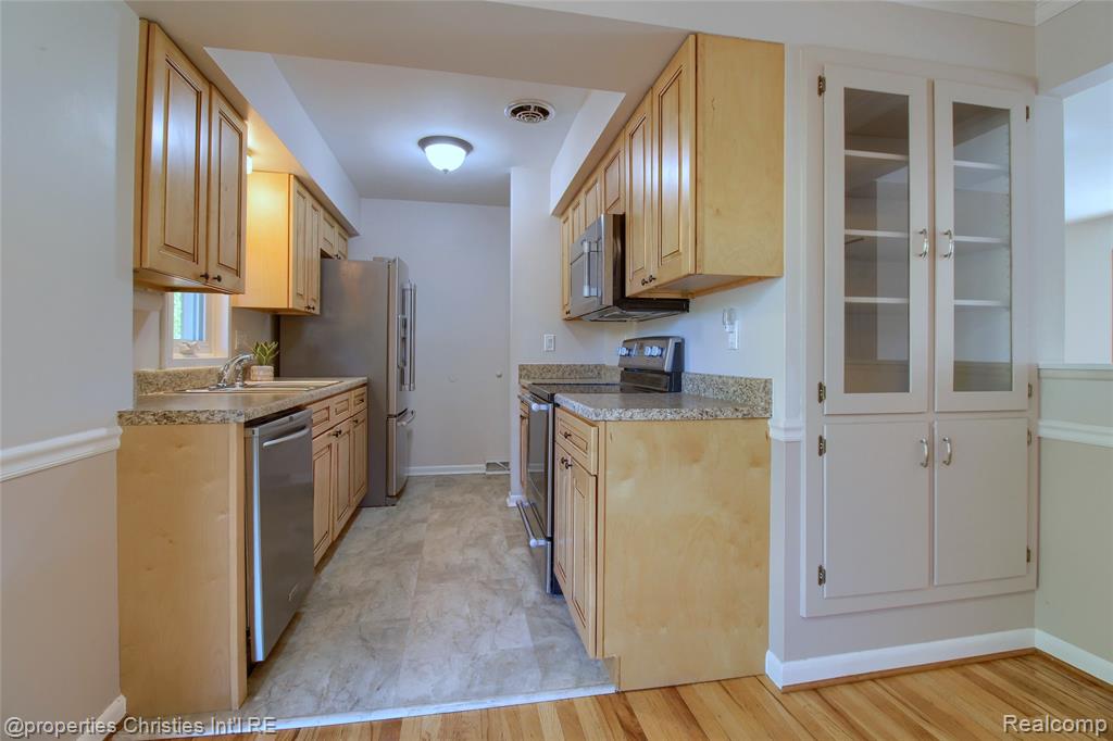 565 Center Ridge, South Lyon, MI 48178 — Photo 10