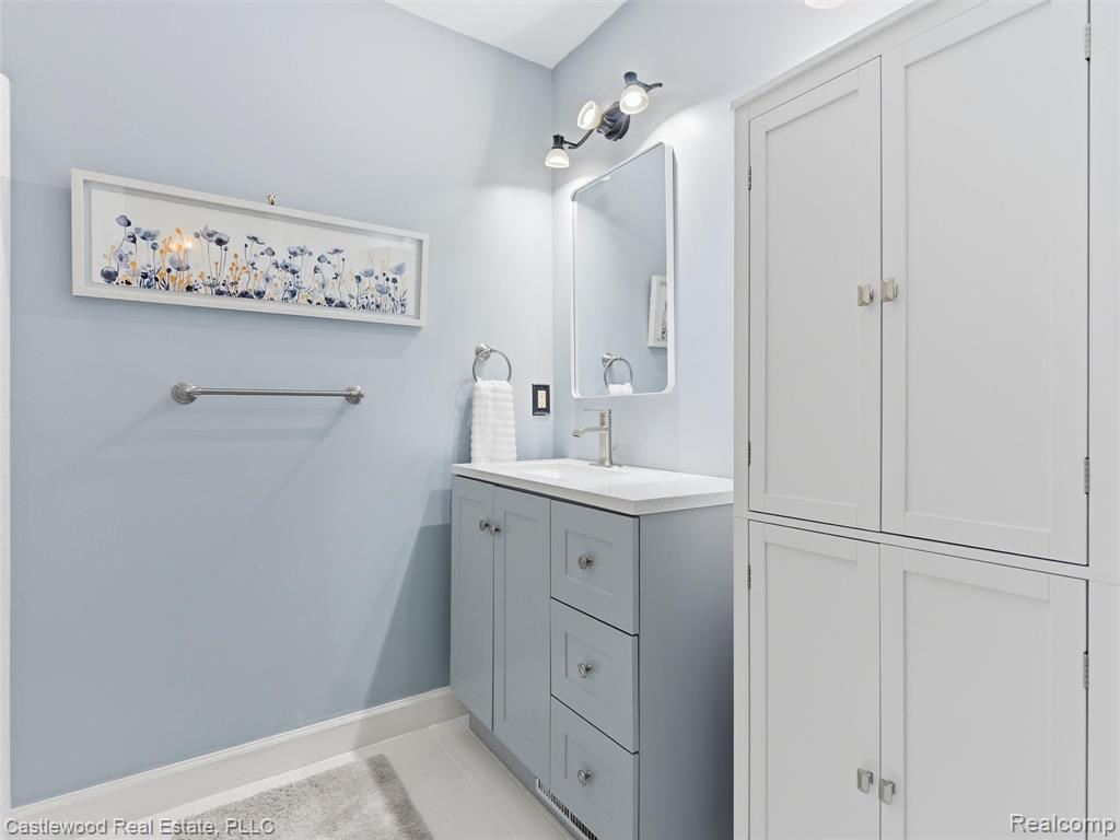 5868 Shore Court, Clarkston, MI — Photo 23