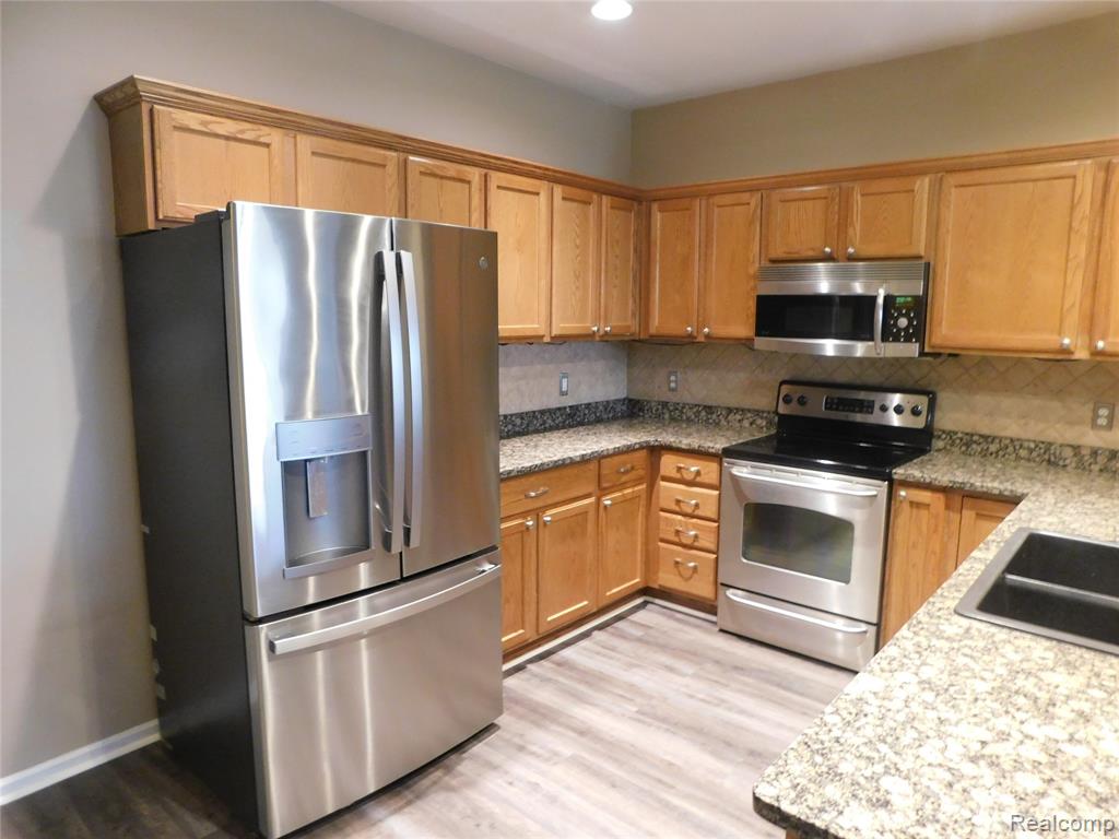 5589 Twin Oaks Drive, Sterling Heights, MI 48314 — Photo 12