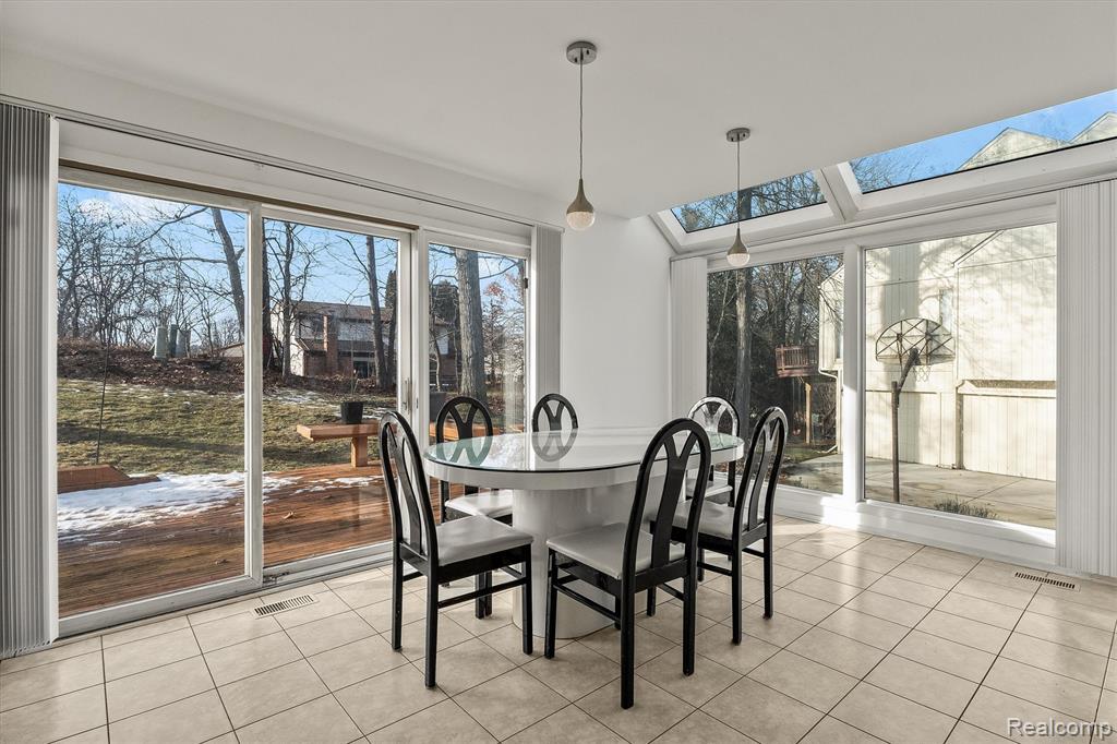 5322 Pond Bluff Drive, West Bloomfield, MI 48323 — Photo 15