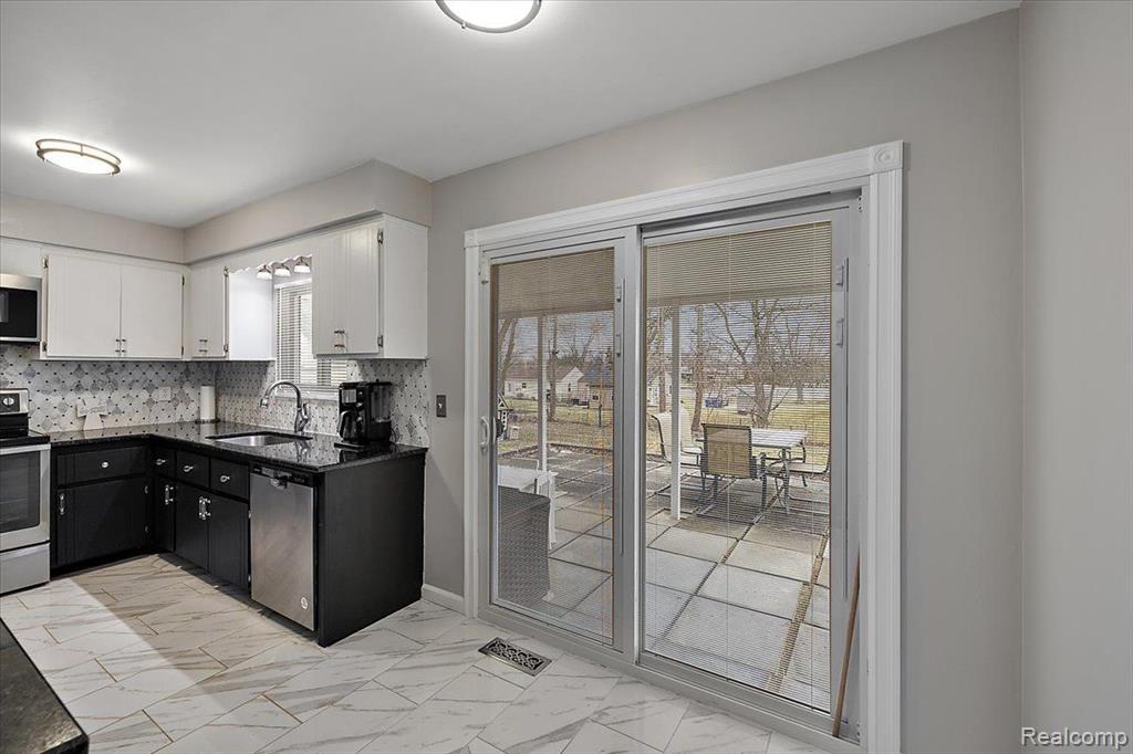 42 S AVERY Road, Waterford, MI 48328 — Photo 10