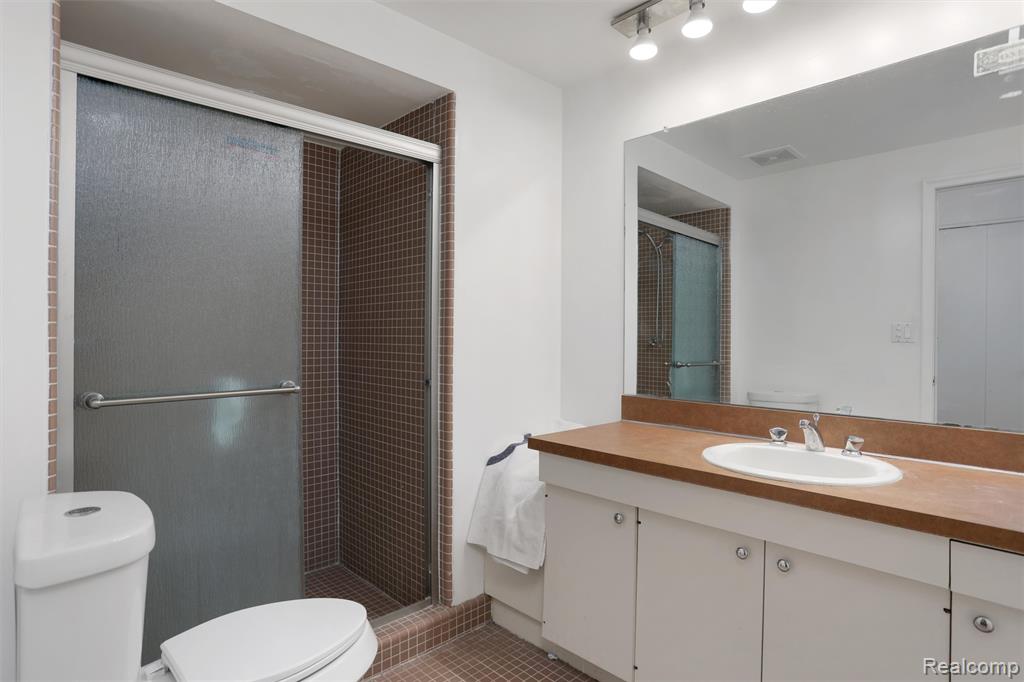 7273 Creeks Bend Court, West Bloomfield, MI — Photo 16