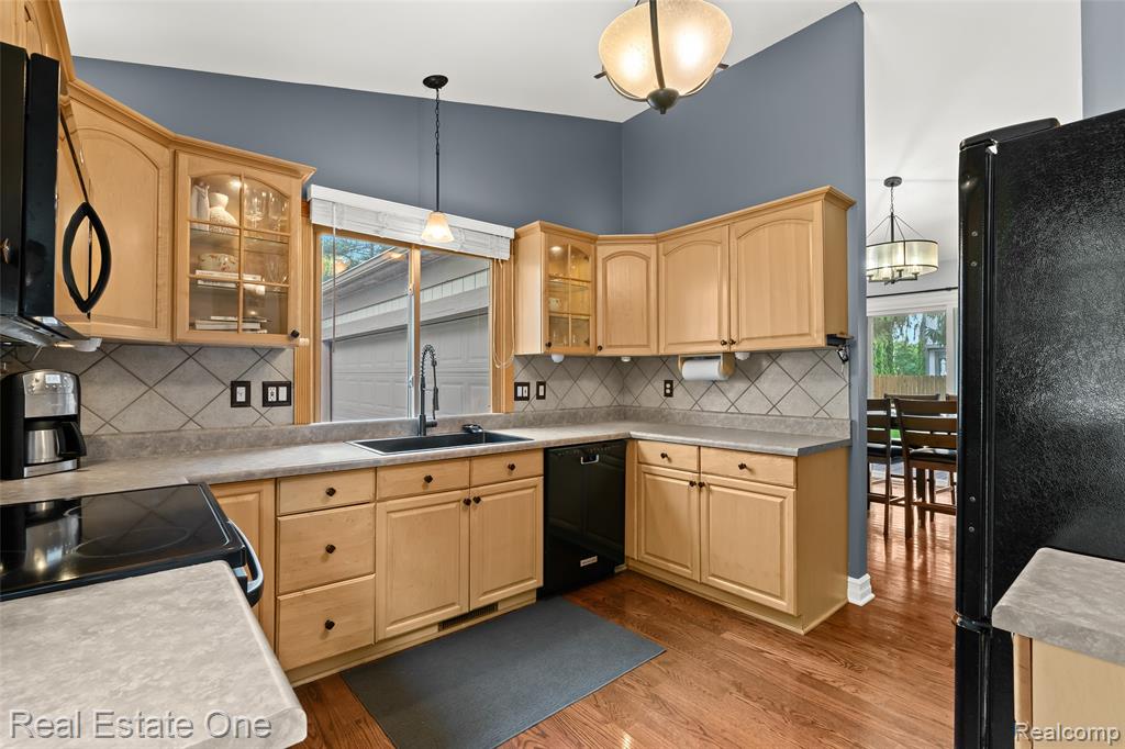 696 Estes Court, Waterford, MI 48327 — Photo 7