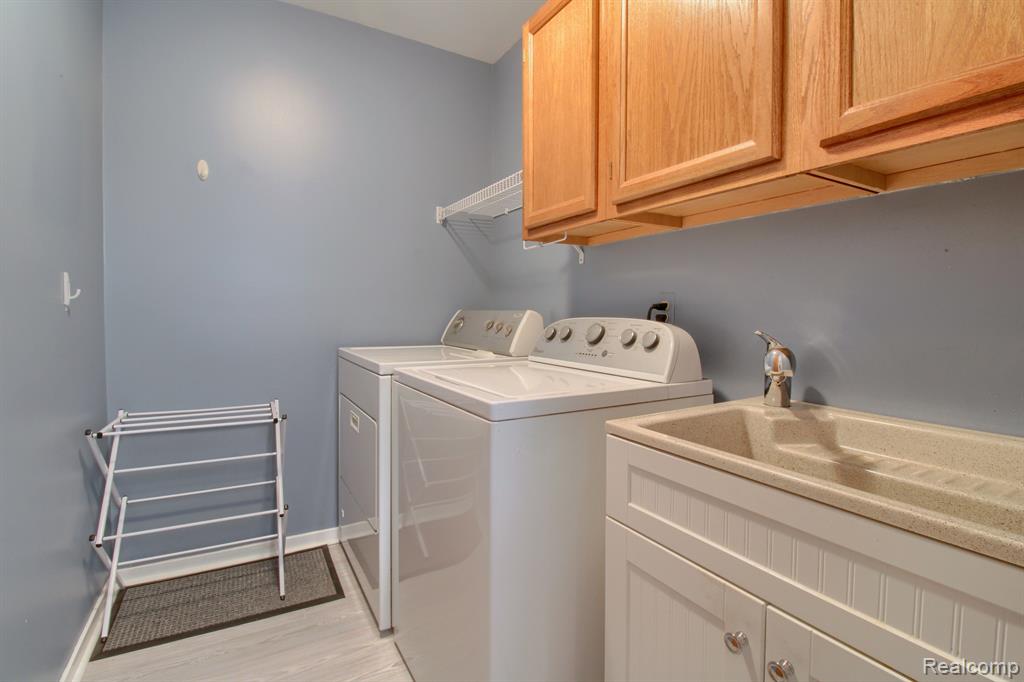 9362 EASTWIND Drive, Livonia, MI 48150 — Photo 17