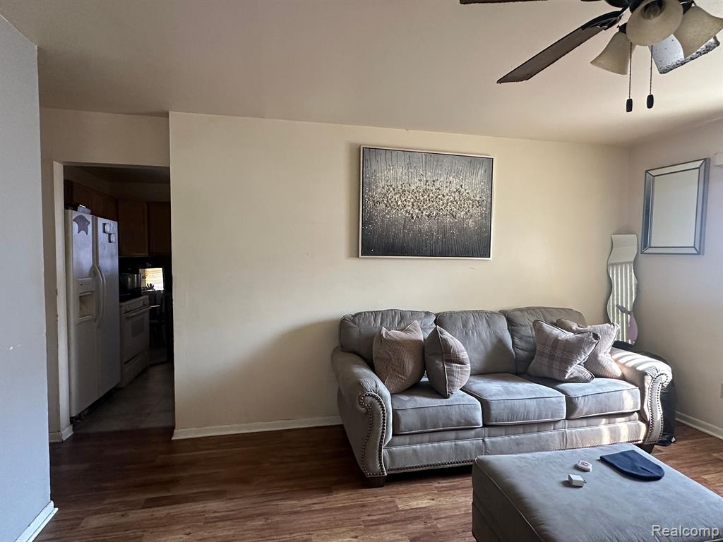 5620 MARLOWE Drive, Flint, MI 48504 — Photo 2