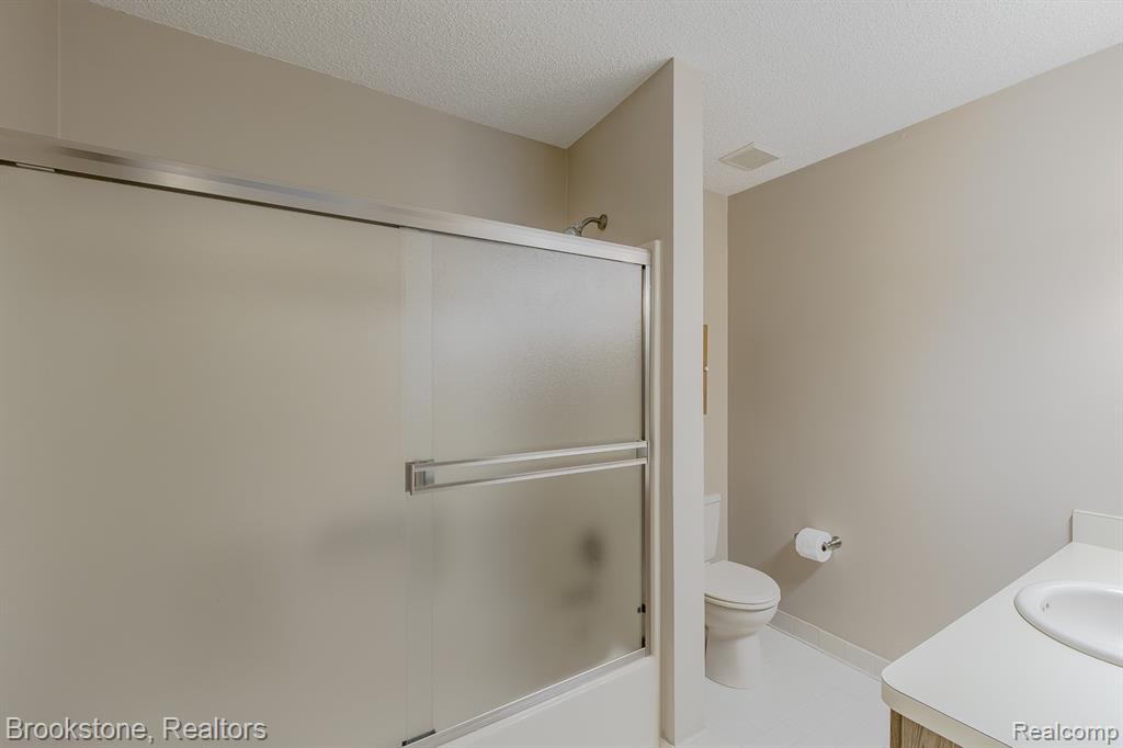 5078 Harbor Oak Drive, 40, Waterford, MI 48329 — Photo 29