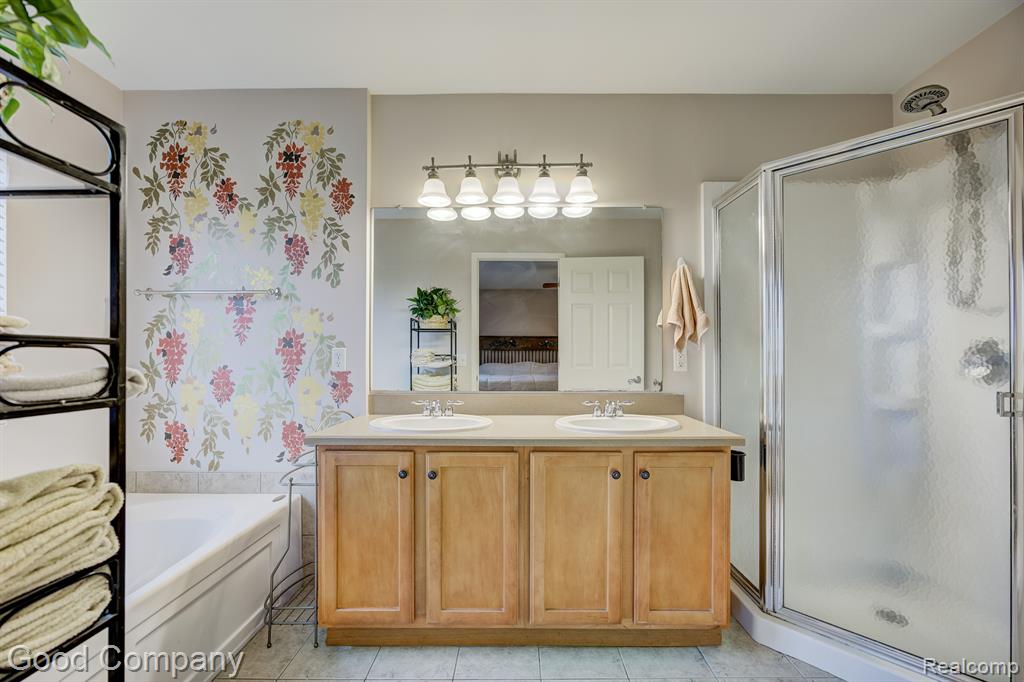 755 OAK POINT Lane, Madison Heights, MI 48071 — Photo 45