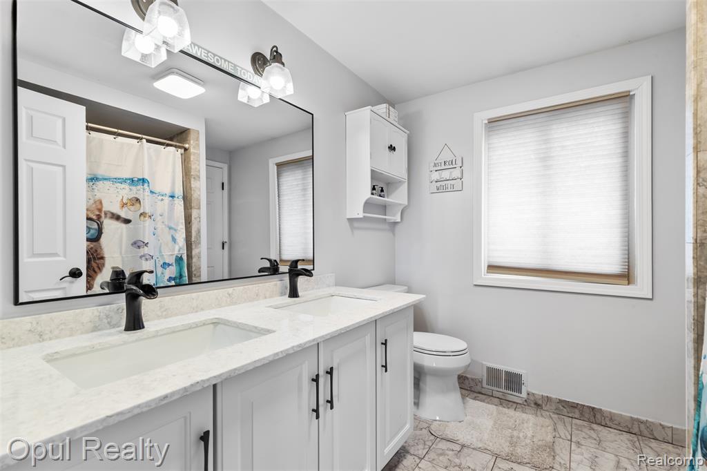 4748 Ravinewood Drive, Commerce Twp, MI 48382 — Photo 25