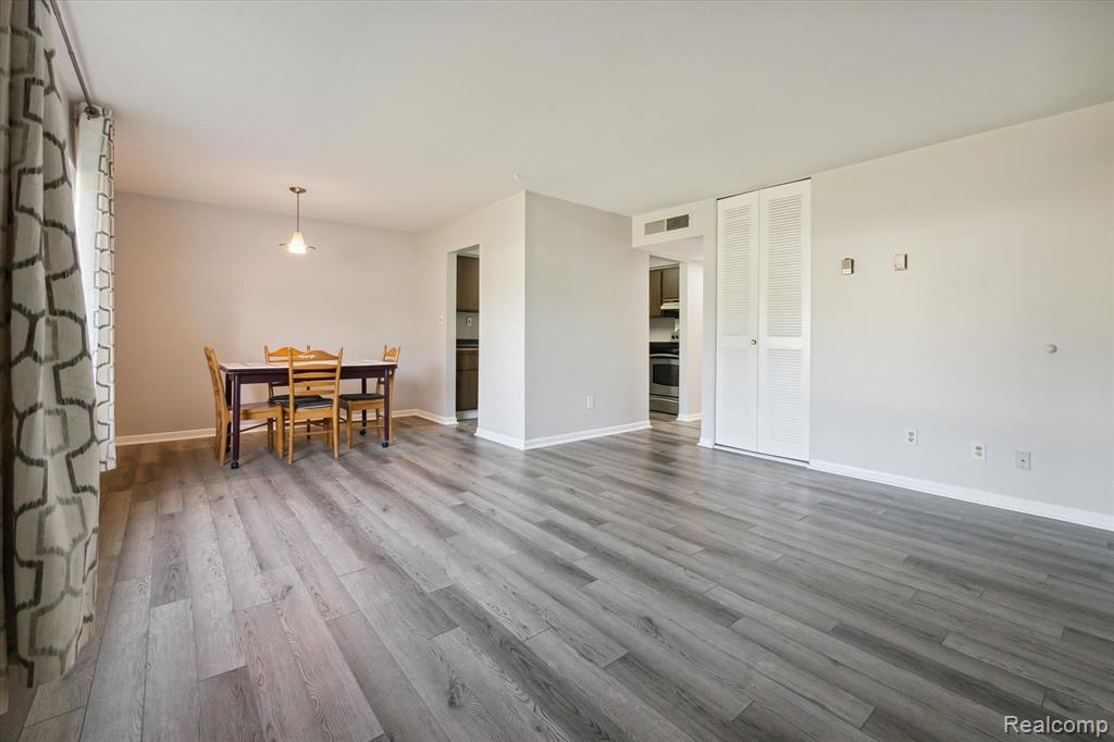1802 COLONIAL VILLAGE Way, 2, Waterford, MI 48328 — Photo 9