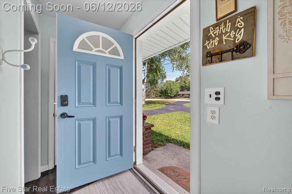 82 E Hurst Drive, Troy, MI 48085 — Photo 5