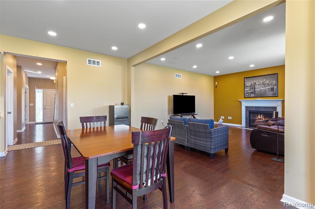 28547 Oakmonte Circle E, New Hudson, MI 48165 — Photo 10