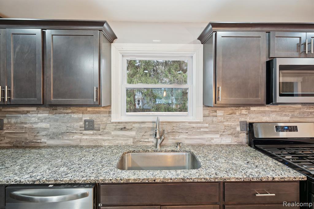 9014 GROVE Drive, Whitmore Lake, MI 48189 — Photo 3