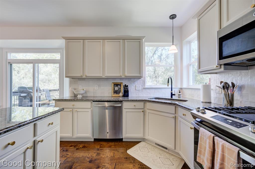 907 RIVERSTONE Court, Milford, MI 48381 — Photo 24