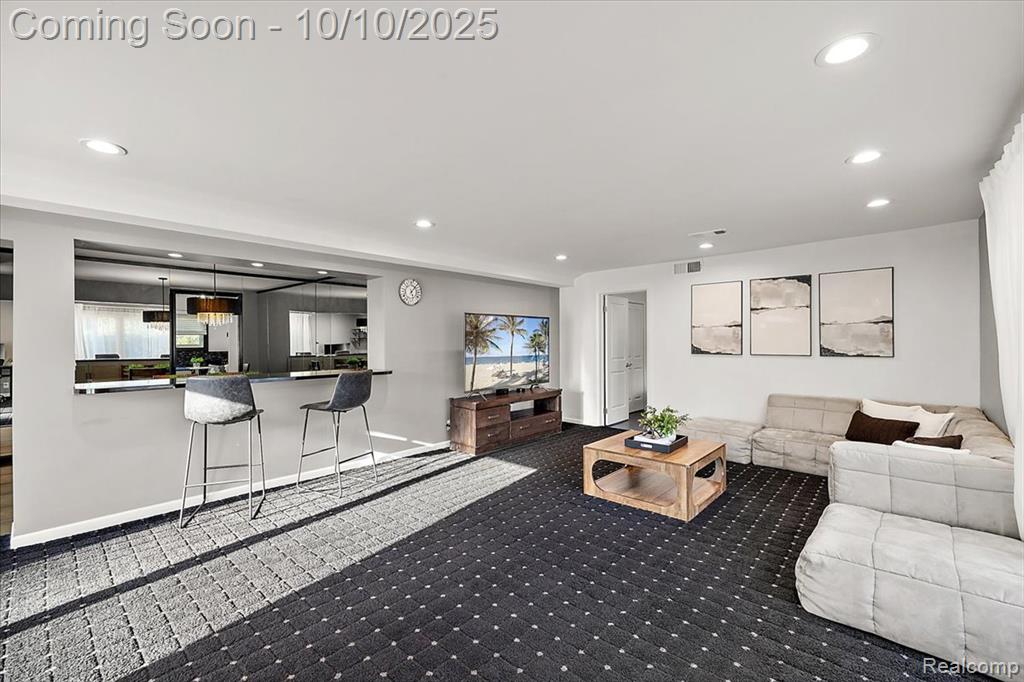 7496 Cornwall Court, West Bloomfield, MI — Photo 9
