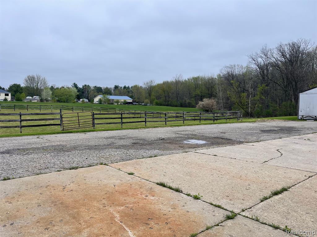 8261 Fenton Road, Grand Blanc, MI 48439 — Photo 24