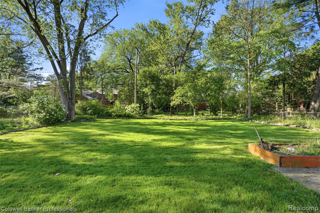 18761 Dolores Avenue, Lathrup Village, MI 48076 — Photo 41