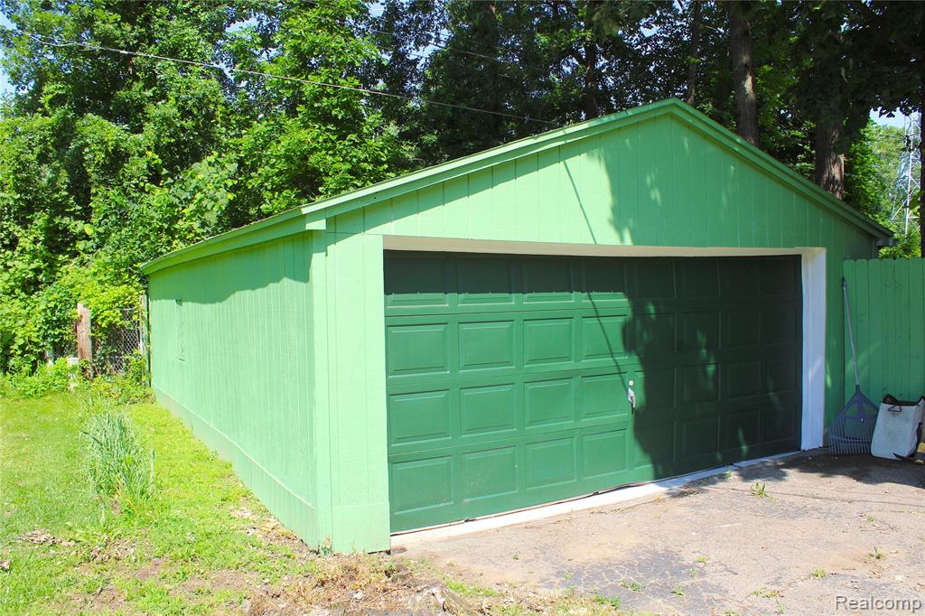 4901 Alpha Way, Flint, MI 48506 — Photo 32