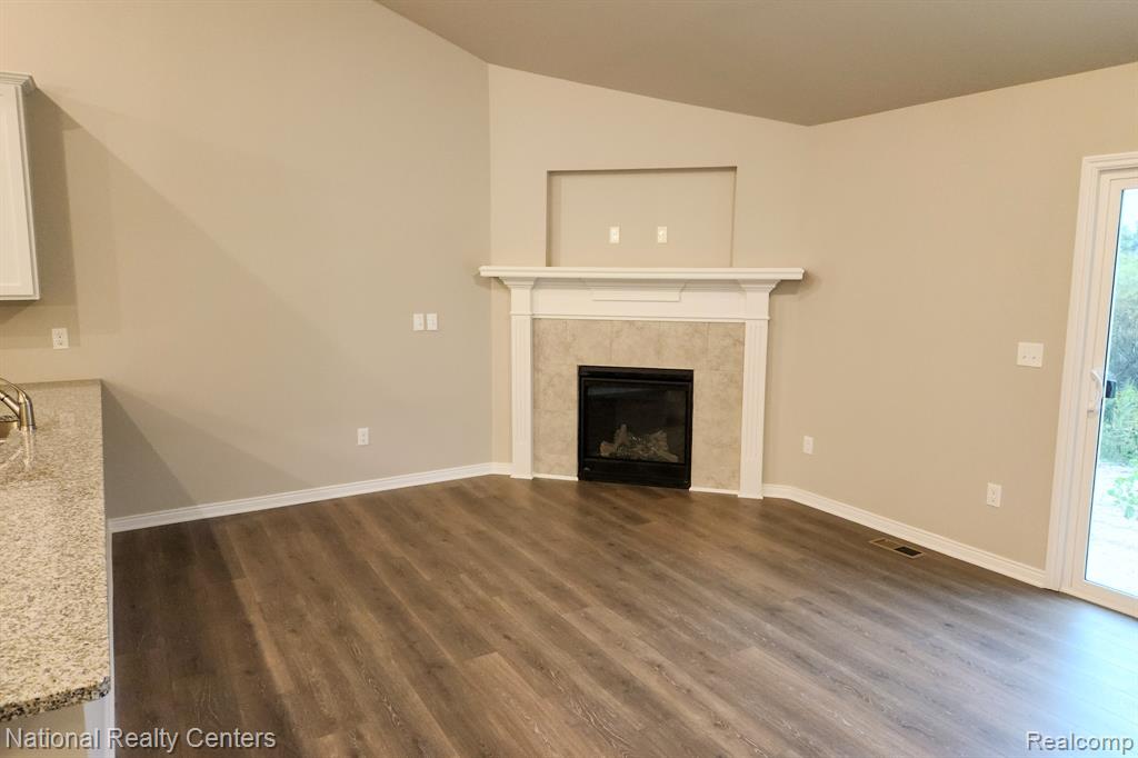 303 Devonshire Drive, 7, Lapeer, MI 48446 — Photo 7