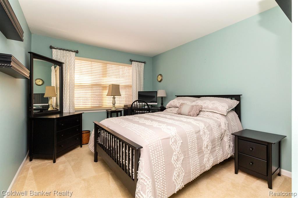 16962 FARMINGTON Road, Livonia, MI 48154 — Photo 21