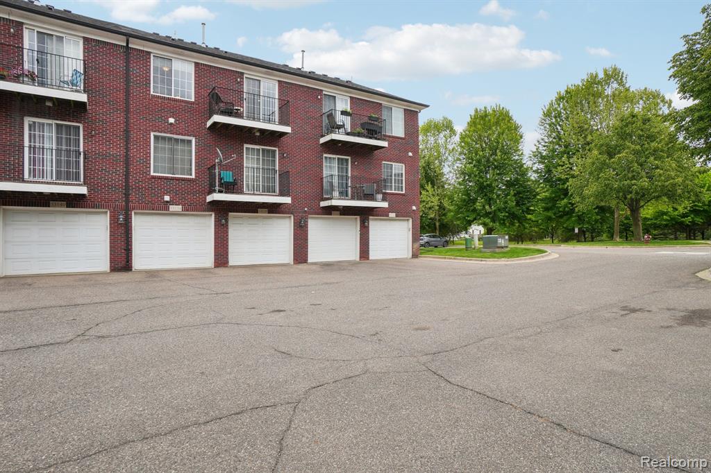 53128 E PROVIDENCE Drive, Shelby Twp, MI 48316 — Photo 23