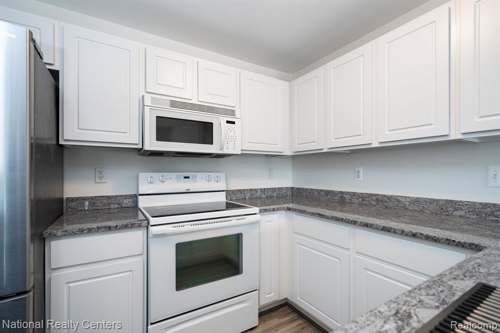 1291 Azalea Lane, 120, Waterford, MI 48327 — Photo 10