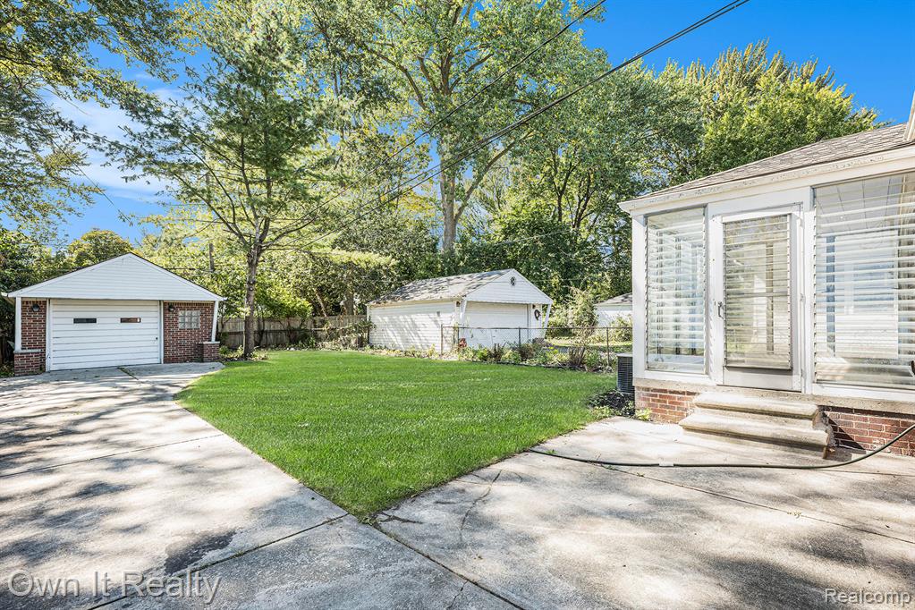 21138 Huntington Avenue, Harper Woods, MI 48225 — Photo 26