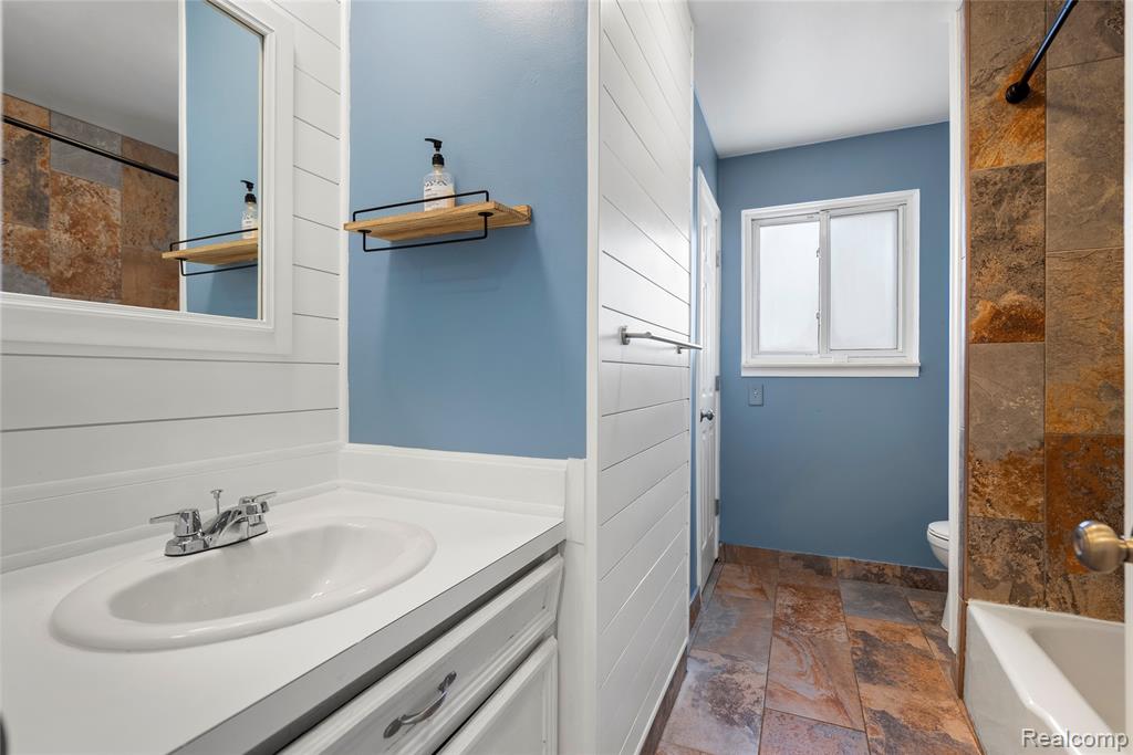 7486 Robindale Avenue, Dearborn Heights, MI 48127 — Photo 13