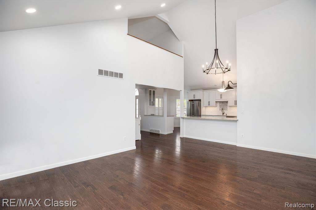 916 VILLAGE Way, South Lyon, MI 48178 — Photo 9