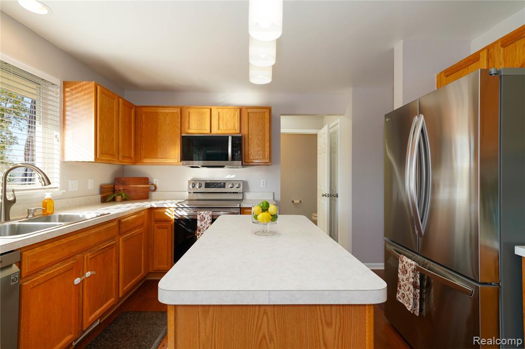 802 Castle Pine Court, Pontiac, MI 48340 — Photo 24