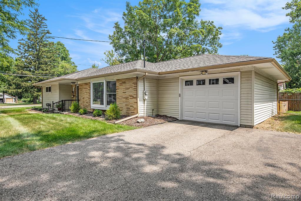 702 E Maple Street, Holly, MI 48442 — front exterior