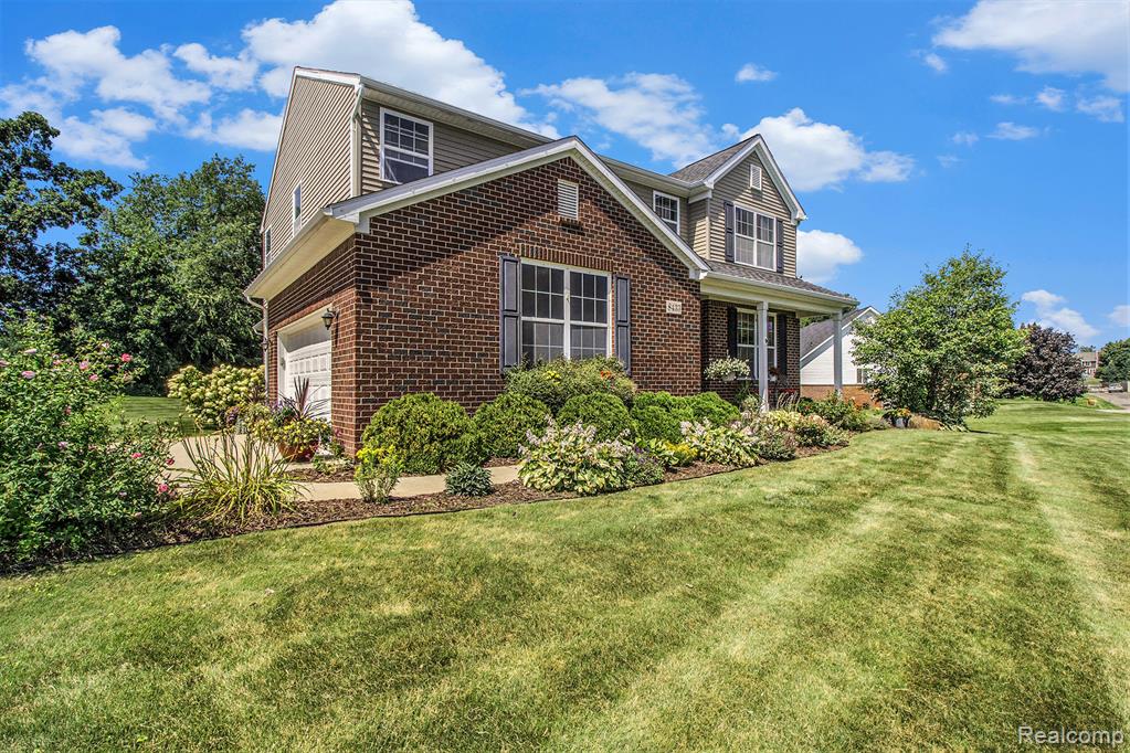 8433 Thorn Hill Drive, Howell, MI 48843 — Photo 2