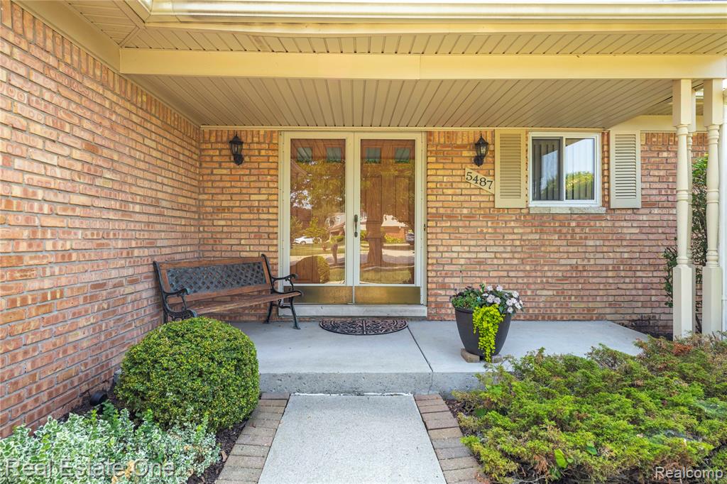 5487 Boros Drive, Troy, MI 48085 — Photo 34