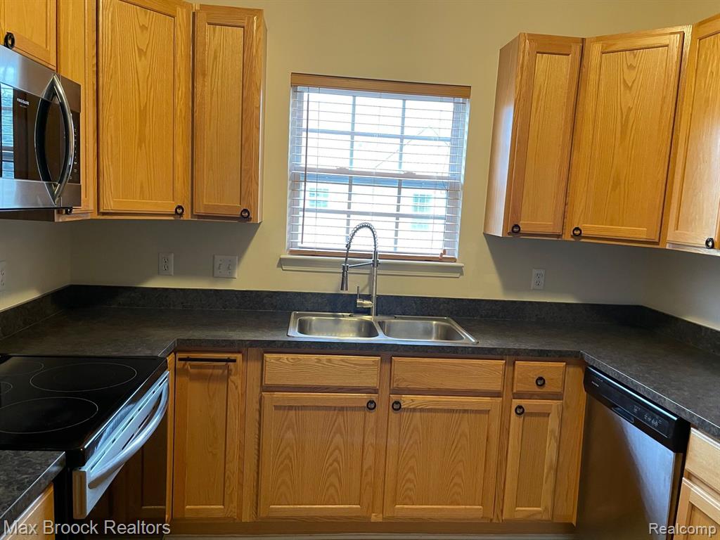 16211 ADDINGTON Drive, 192, Commerce Twp, MI 48390 — Photo 11