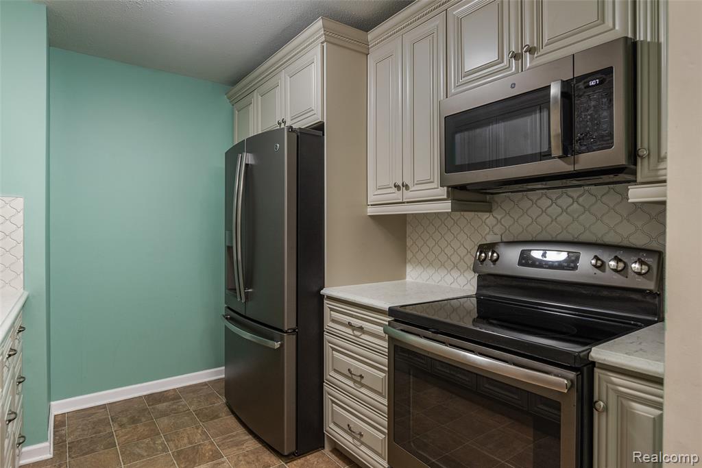 332 Marigold Circle, Westland, MI — Photo 11