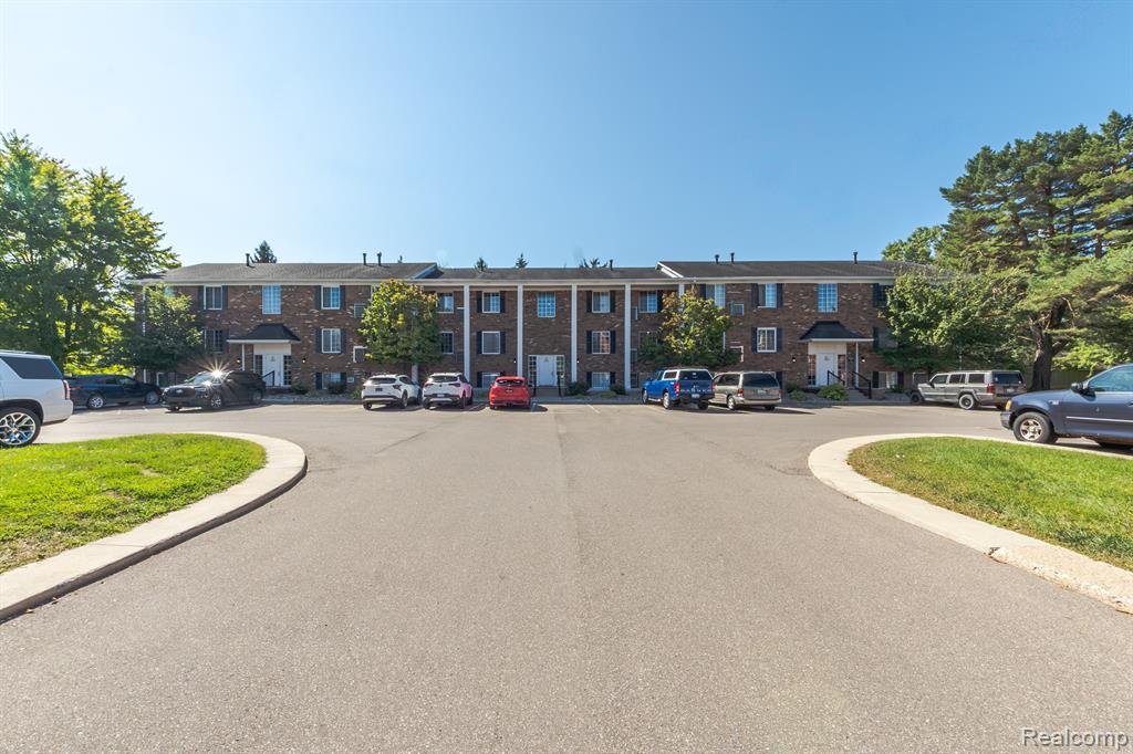 505 W Highland Road, Howell, MI 48843 — front exterior