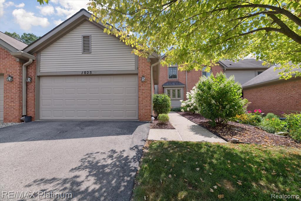 1025 Pinewood Court, Brighton, MI 48116 — front exterior